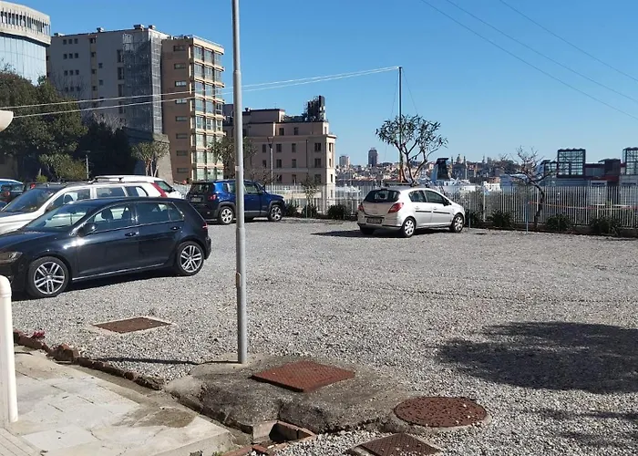 Ferry House Con Posto Auto Privato شقة *